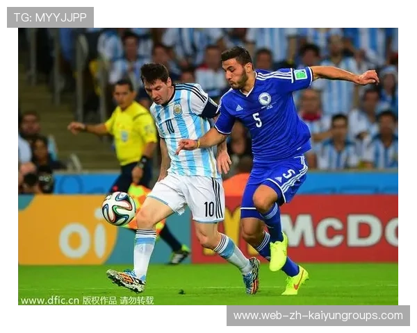 内马尔赛场外与小朋友玩耍被拍，童心未泯圈粉